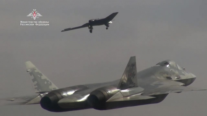Минобороны опубликовало видео первого совместного полета БЛА "Охотник" с истребителем Су-57