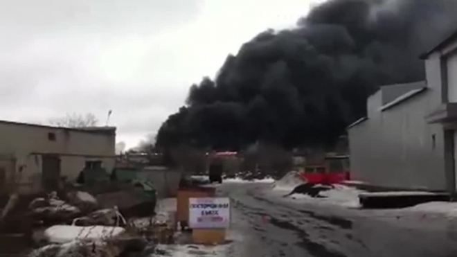 Серьезный пожар в здании ЛОМО в Петербурге тушат по повышенному номеру