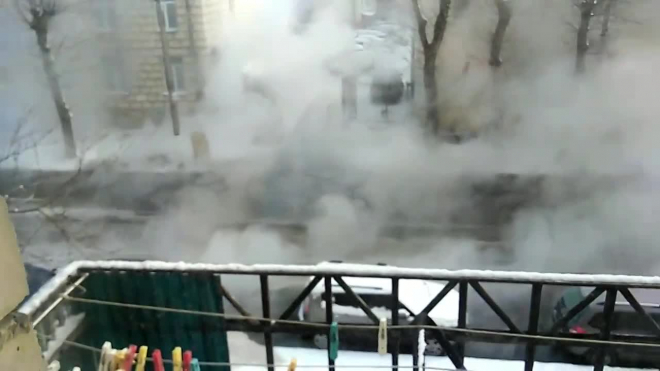 Видео: на Братьев Радченко прорвало трубу, улицу заполонил пар