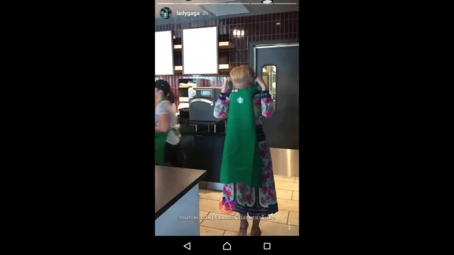 Видео: Леди Гага стала баристой в кофейне Starbucks‍