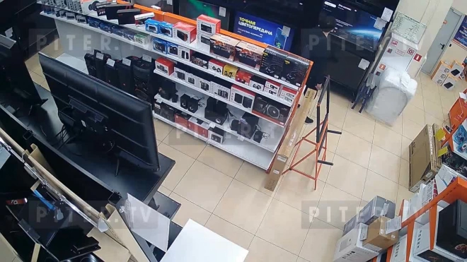 Неизвестные вынесли компьютерную технику из магазина в Тосненском районе