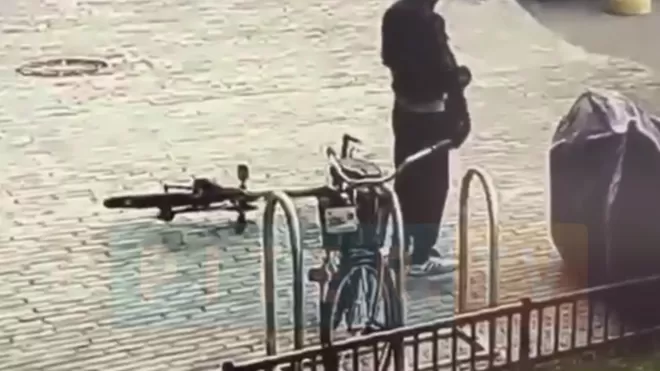 Жадный воришка в Мурино похитил велосипед и чехол с мотоцикла