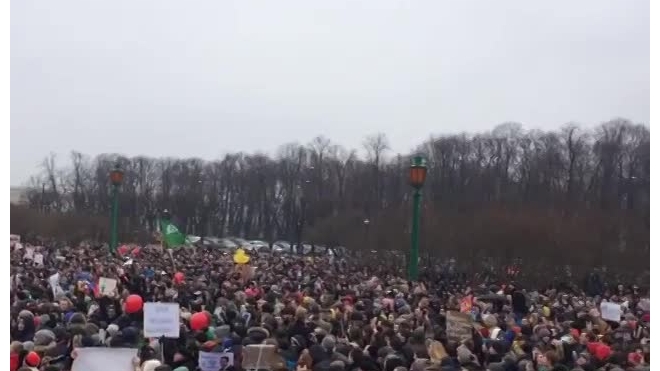 Первые видео с Марсова поля: там проходит массовая акция 