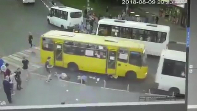 В Мытищах автобус снес на оживленном переходе пешеходов