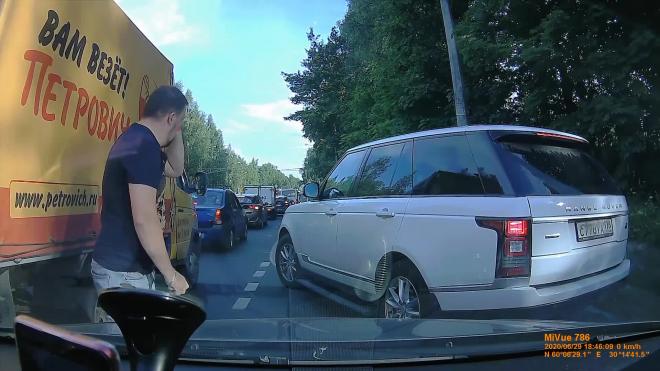 Конфликт автомобилистов на Выборгском шоссе закончился стрельбой и сломанным зеркалом