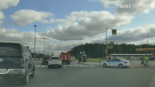 Видео: ДТП на перекрестке Парашютной улицы и дороги на Каменку