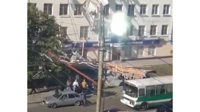 Видео: сильный ветер снес крышу дома в городе Черкесске
