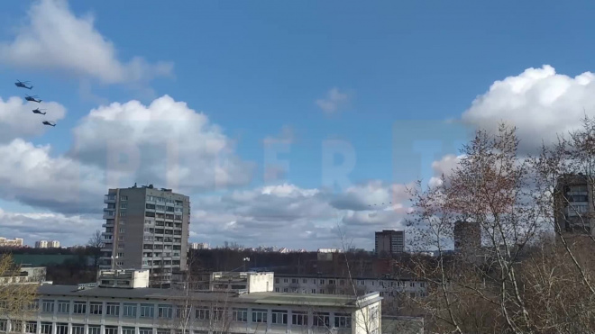 В небе над Петербургом заметили военные самолеты