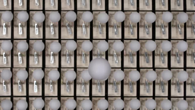 Учёные при помощи мышеловок и мячей показали, зачем соблюдать дистанцию 
