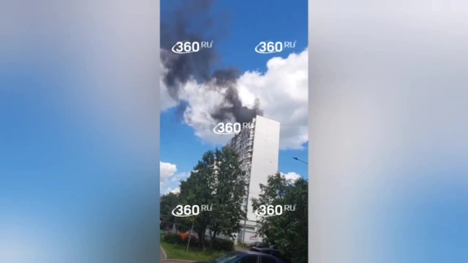 На западе Москвы загорелась многоэтажка