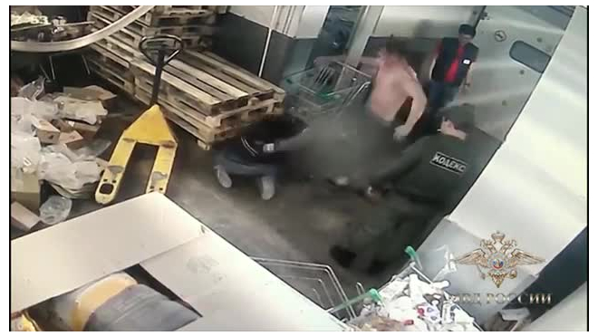 В центре Москвы охранники магазина избили тележкой покупателя и отобрали деньги