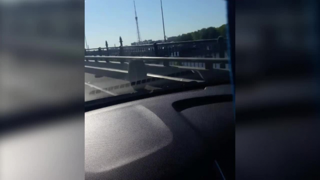 Видео: на Ушаковском мосту у едущего автомобиля убежало колесо