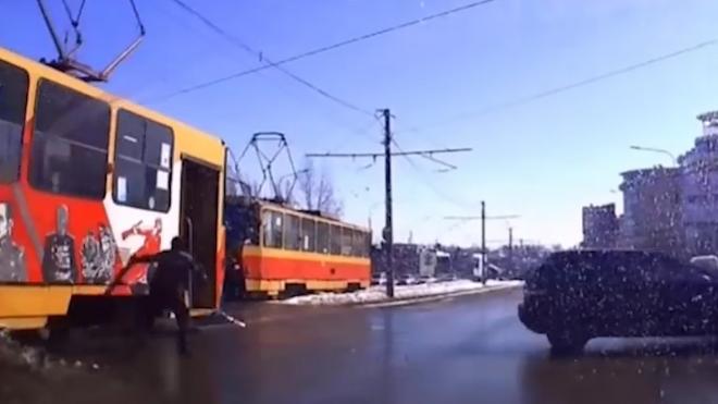 Трамвай поехал без водителя по Красноармейскому проспекту Барнаула