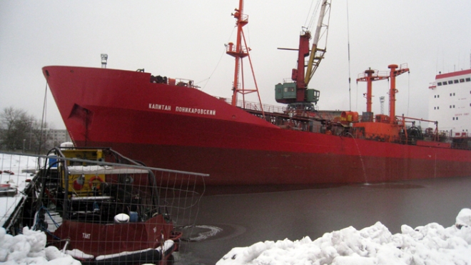 Два танкера, затертые льдом в Финском заливе, блокировали петербургский порт