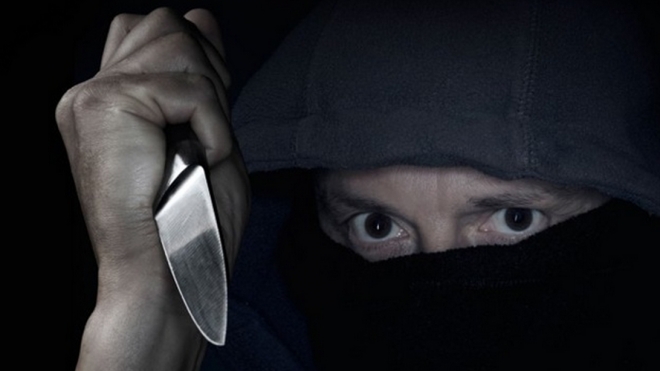 Вооруженный ножом мужчина в одиночку пытался ограбить универсам “Перекресток”