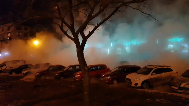 На Ленинском две машины ушли под землю из-за прорыва трубы
