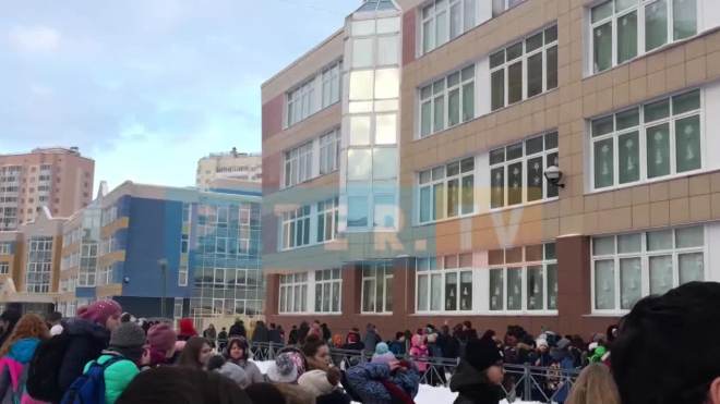 Школу №291 на Маршала Захарова эвакуировали из-за угрозы прорыва трубы