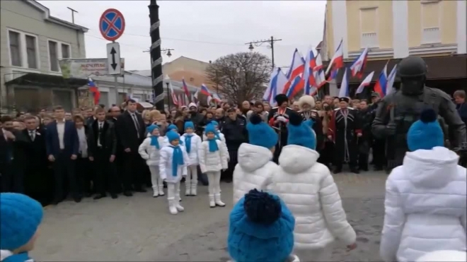 Видео: В Симферополе дети кланялись перед памятником "вежливым людям"