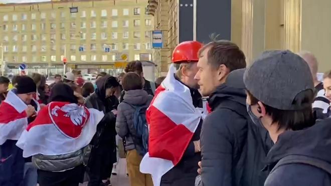 У отделения посольства Белоруссии в Петербурге началась акция солидарности с протестующими в республике