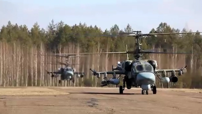 Минобороны России опубликовало видеозапись удара вертолетов по бронетехнике ВСУ