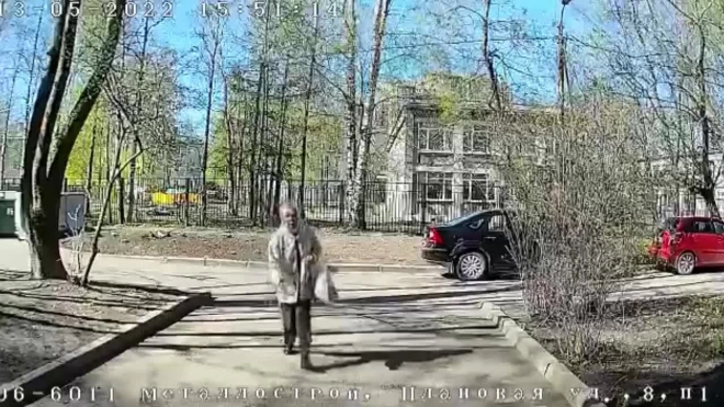 В Металлострое "волонтер" угостила 88-летнюю пенсионеру рулетом и украла 5 тысяч рублей