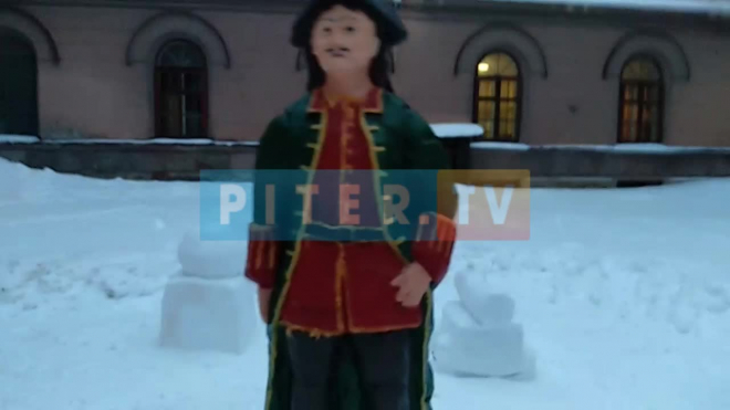 В Петербурге из снега слепили Елизавету Петровну и Петра I 