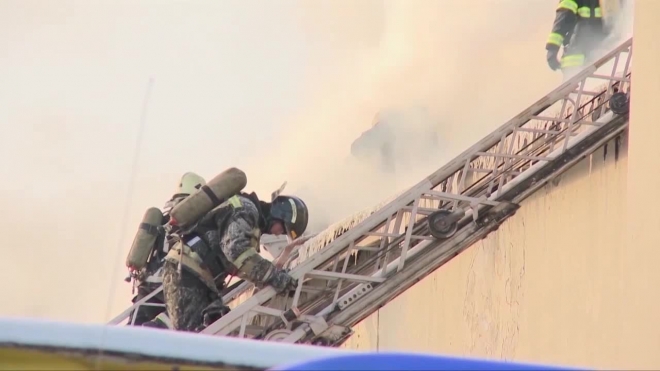 Во время пожара на станции "Фарфоровская" обгорел и погиб человек