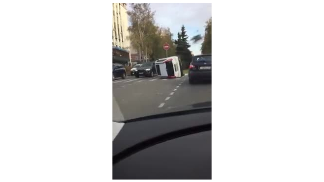 Перевернувшийся в центре Белгорода Nissan сняли на видео