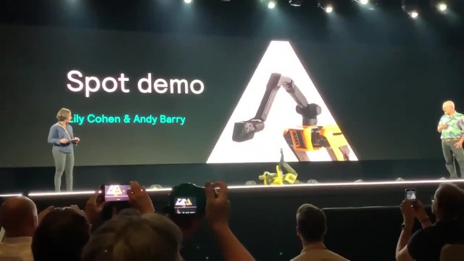 Робопес Boston Dynamics упал на сцене во время презентации