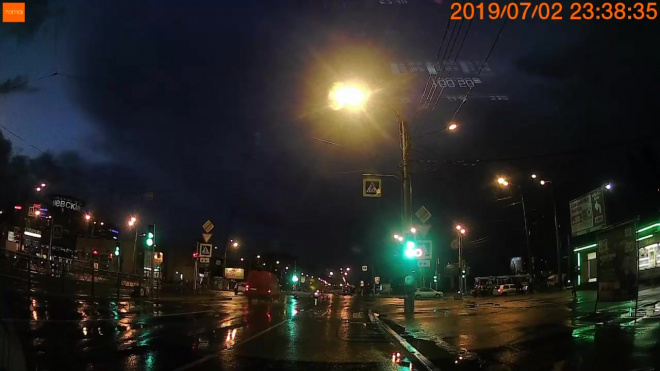Видео: водителя Kia Rio увезли на машине реанимации после столкновения с микроавтобусом на Дыбенко