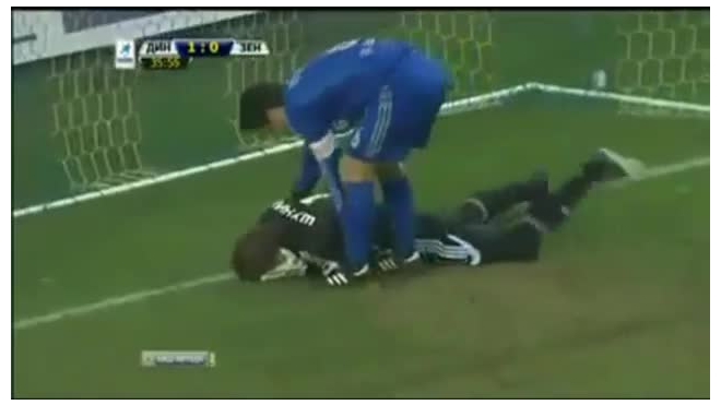 Видео: «Динамо» - «Зенит», вратарь катается от боли от брошенной петарды