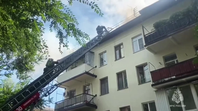 В Волгограде тушат пожар в жилом доме