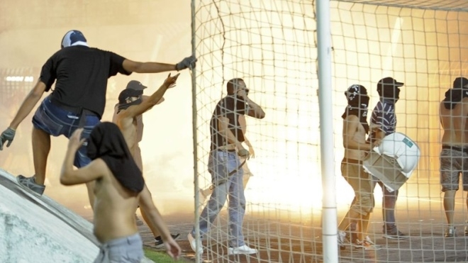 В Аргентине футбольные фанаты напали на полицейских