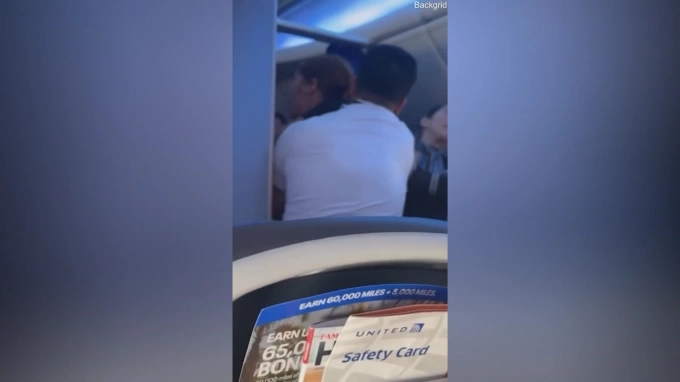 Пассажирка United Airlines устроила дебош в самолете