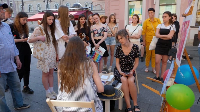 Портреты помадой и косметическое расхламление: как на Невском открыли 1000-й магазин 