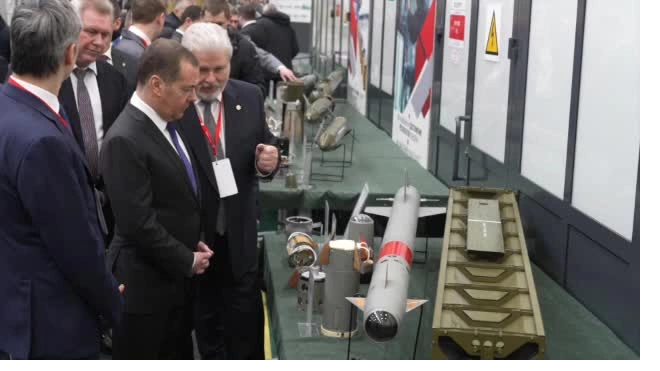Медведев предложил обсудить производство востребованных вооружений