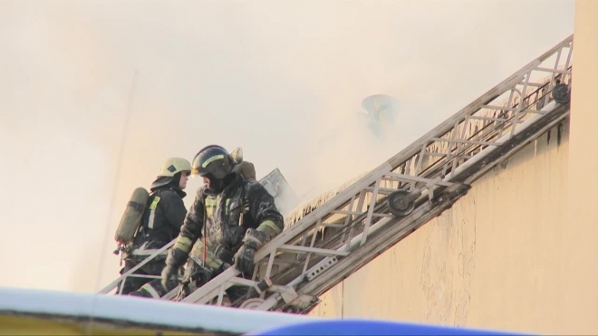 Пожар на складе на пр. Обуховской обороны в Петербурге перекинулся на соседние здания