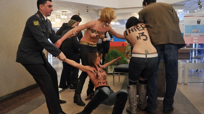 FEMENисткам дали от 5 до 12 суток за эксгибиционизм