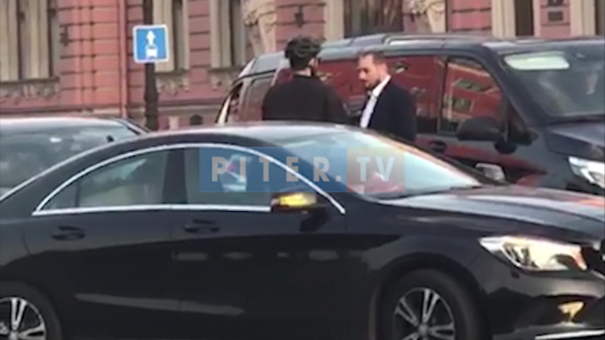 Видео: велосипедист хотел извинений от водителя легковушки, но получил по 