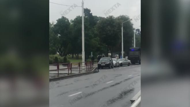 ОМОН преградил путь митингующим к заводу в Минске 