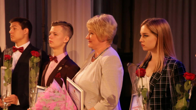 Видео: выборгских выпускников наградили медалями "За особые успехи в учении"