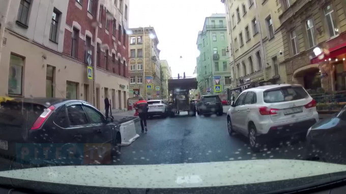 Видео: на Гатчинской бульдозер протаранил припаркованный 