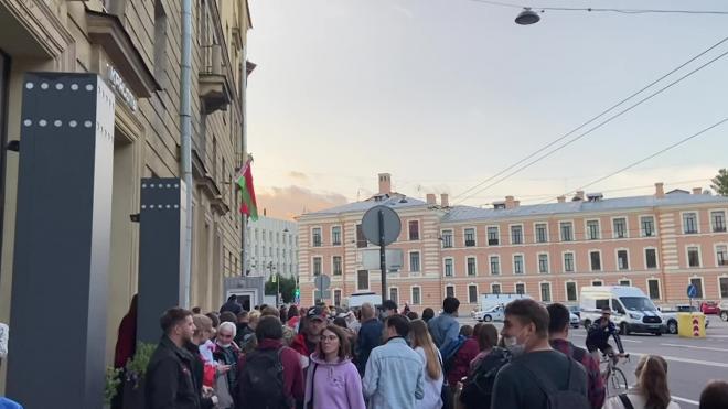 Горожане приходят к отделению посольства Белоруссии четвертый день подряд