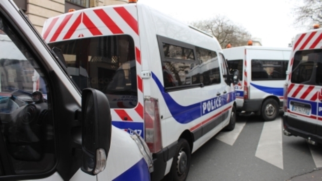 Под Парижем неизвестный с автоматом Калашникова взял людей в заложники на почте
