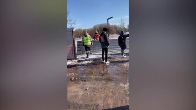 В парке имени Сахарова начали возводить забор, несмотря на протесты жителей