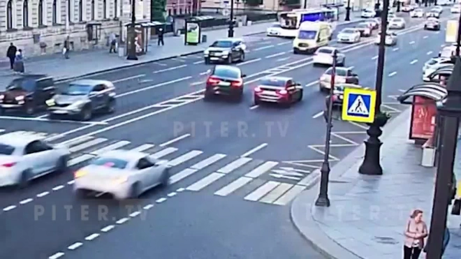 На видео попало столкновение BMW с машиной скорой помощи на Невском проспекте