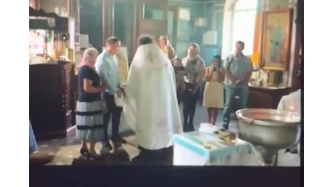 Гатчинского священника наказали после инцидента с крещением ребенка