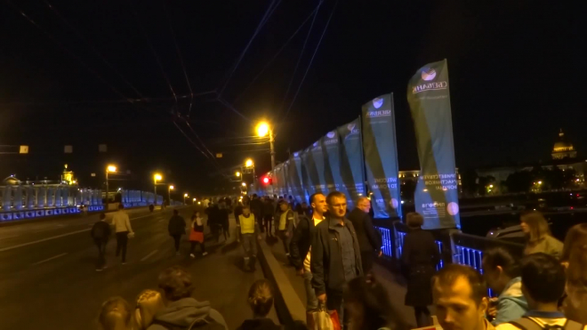 Ночью толпа петербуржцев штурмовала Дворцовый мост 