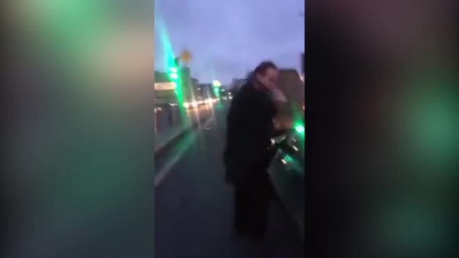 Видео из Санкт-Петербурга: Неадекватный мужчина с молотком крушил чужую машину после ДТП
