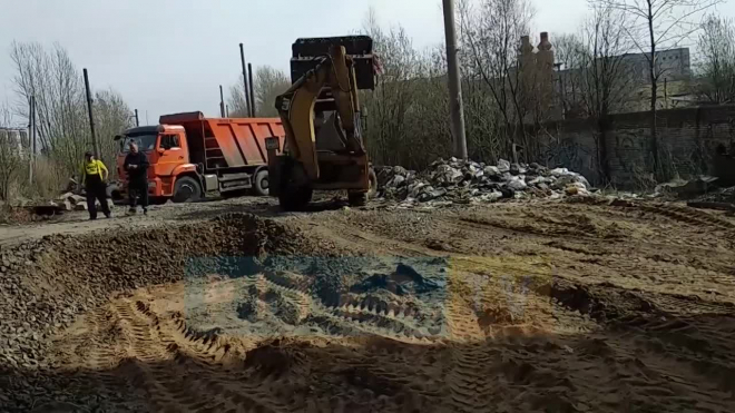 Видео: сотрудники РЖД убирают несанкционированную свалку на Варшавской улице